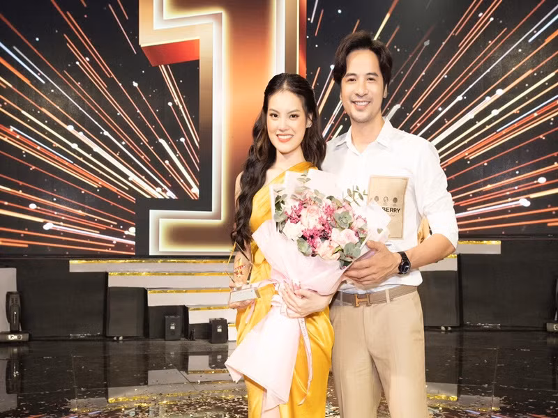 Sunny Đan Ngọc sinh ra trong gia đình có bố mẹ đều là bác sĩ. Nữ ca sĩ từng theo học Bác sĩ Răng Hàm Mặt tại Đại học Quốc tế Hồng Bàng. Ảnh: FBNV.