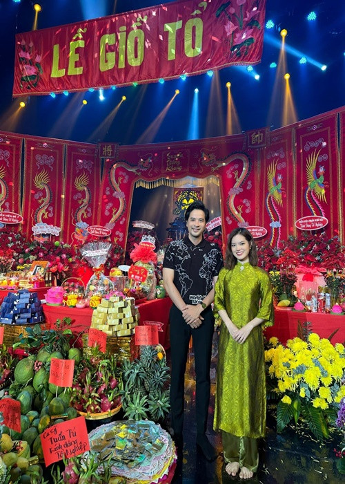 Sunny Đan Ngọc và bạn trai tin đồn cùng dự lễ giỗ Tổ nghiệp năm 2023. Ảnh: FBNV.