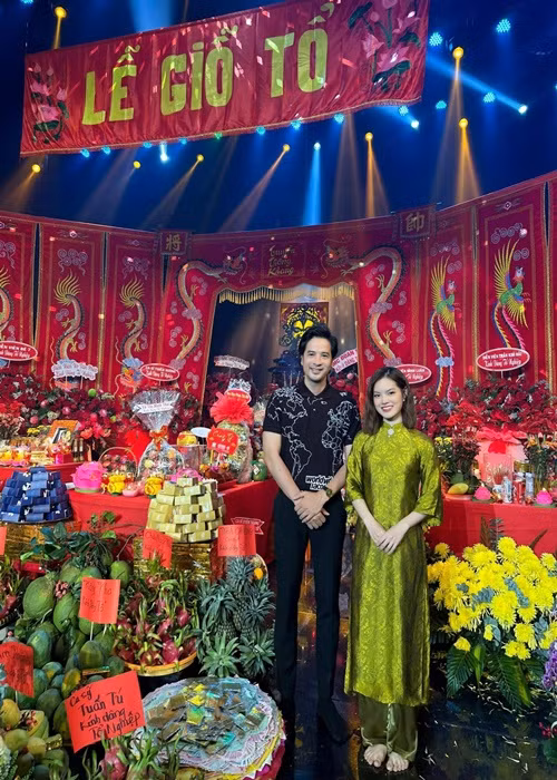 Sunny Đan Ngọc và bạn trai tin đồn cùng dự lễ giỗ Tổ nghiệp năm 2023. Ảnh: FBNV.