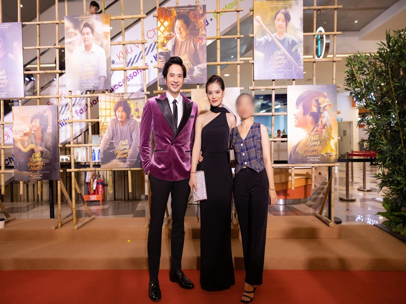 Cặp đôi tin đồn sánh đôi trong một buổi ra mắt phim. Ảnh: FBNV.