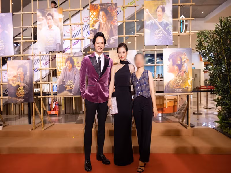 Cặp đôi tin đồn sánh đôi trong một buổi ra mắt phim. Ảnh: FBNV.