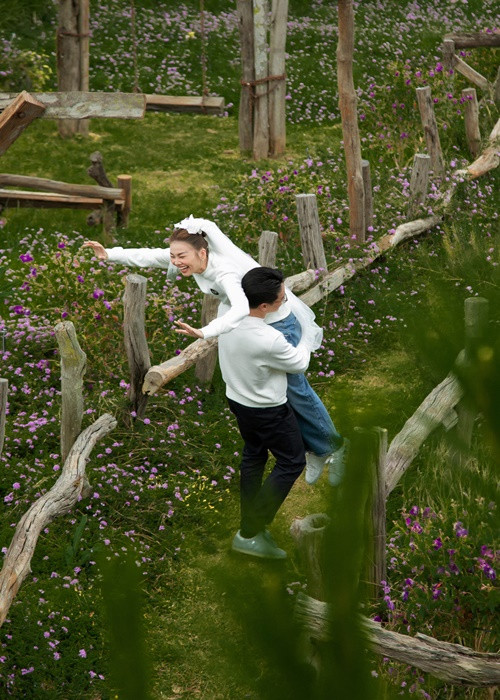 Nữ người mẫu hạnh phúc khi được ông xã bế bổng. "Cũng 1 tháng rồi. Ông vác tui đi đâu vậy trời", Thanh Hằng viết. Ảnh: FBNV.