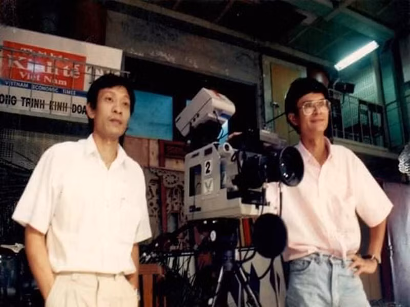 Năm 2020, Lại Văn Sâm đăng tải hình ảnh của bản thân năm 1990. Theo VTV, bức ảnh Lại Văn Sâm chụp cùng nhà báo Trần Bình Minh thuộc ê-kíp sản xuất chương trình VKT (Văn hóa - Khoa học - Thể thao). Ảnh: FBNV.