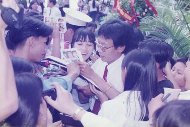 Anh được nhiều khán giả xin chữ ký tại lễ trao giải Mai Vàng 1996. Ảnh: Người Lao Động.