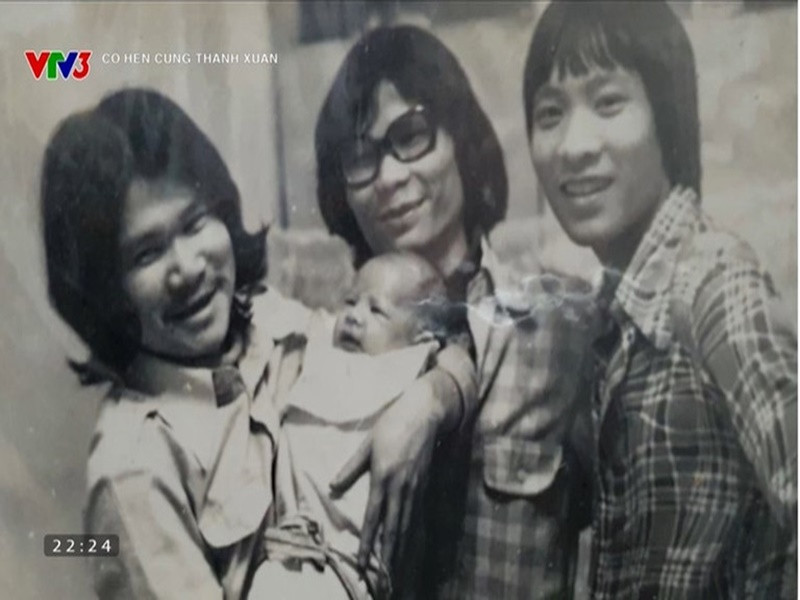 Mới đây, tập 6 Có hẹn cùng thanh xuân chia sẻ loạt ảnh ngày trẻ của MC Lại Văn Sâm (ngoài cùng bên phải). Ảnh: Vietnamnet.