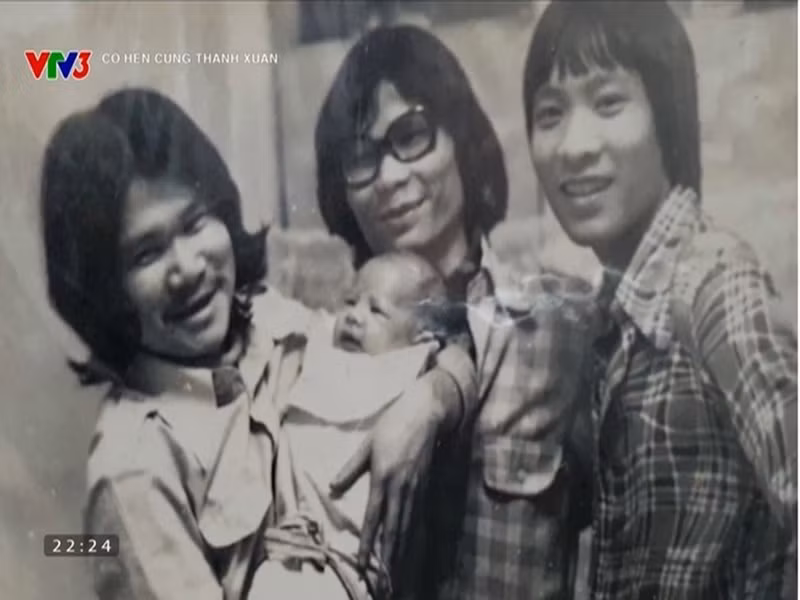 Mới đây, tập 6 Có hẹn cùng thanh xuân chia sẻ loạt ảnh ngày trẻ của MC Lại Văn Sâm (ngoài cùng bên phải). Ảnh: Vietnamnet.