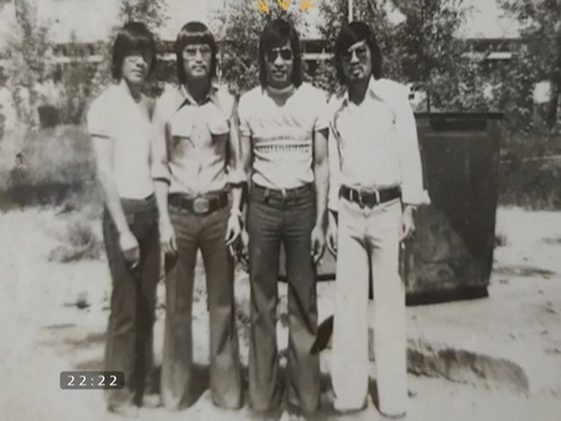 Nhà báo Lại Văn Sâm (thứ 2 từ phải sang) để tóc dài, mặc quần ống loe vào năm 1979 khi 22 tuổi. Vietnamnet dẫn lời nam MC: "Tôi ở ngoài rất xấu tuy nhiên rất ăn hình. Người tôi ngày đó đẹp lắm vì hay tập tạ". Ảnh: Vietnamnet.