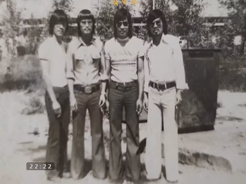 Nhà báo Lại Văn Sâm (thứ 2 từ phải sang) để tóc dài, mặc quần ống loe vào năm 1979 khi 22 tuổi. Vietnamnet dẫn lời nam MC: "Tôi ở ngoài rất xấu tuy nhiên rất ăn hình. Người tôi ngày đó đẹp lắm vì hay tập tạ". Ảnh: Vietnamnet.