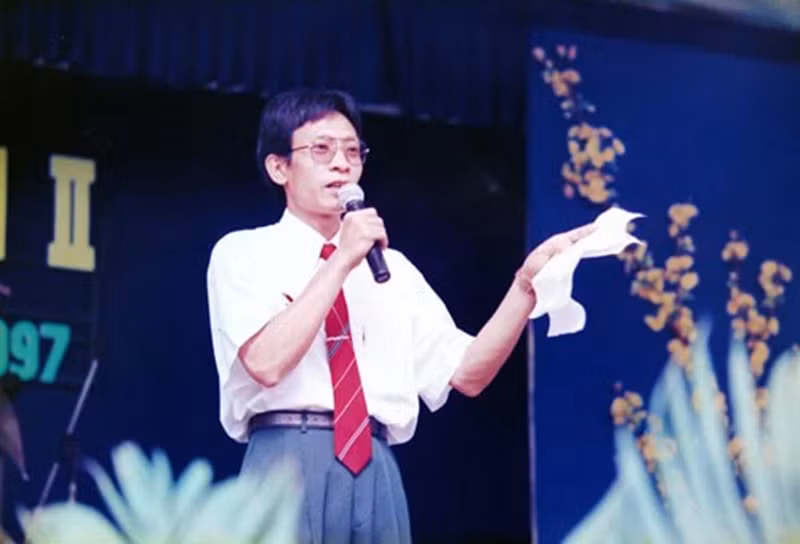 Nhà báo Lại Văn Sâm làm MC lễ trao giải Mai Vàng 1996 tại Công viên Văn hóa Đầm Sen. Ảnh: Người Lao Động.