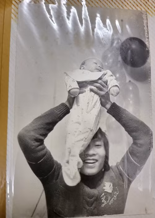 Nam MC chụp ảnh cùng con trai Lại Bắc Hải Đăng được vài tháng tuổi. Ảnh: FBNV.