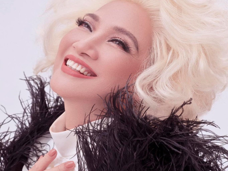 Theo Dân Trí, nữ nghệ sĩ đến với sân khấu từ năm 7 tuổi. 15 tuổi, cô đóng vai chính trong phim Từ một cánh rừng. Tên tuổi của NSND Lê Khanh gắn liền với loạt phim: Ám ảnh, Mùa hạ cuối cùng, Săn bắt cướp, Chiếc mặt nạ da người, Ngôi nhà không chủ, Mùa hè chiều thẳng đứng… Ảnh: FBNV.