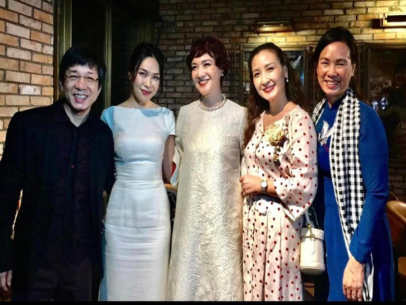 Nữ nghệ sĩ chia sẻ trên Dân Việt: "Cả đời tôi chỉ đi một con đường thẳng tắp, chỉ biết diễn xuất ở sân khấu và trong điện ảnh. Tôi thèm được truyền thụ cho các thế hệ sau lý tưởng vị nghệ thuật của mình. Tôi rất xúc động khi thấy ai chọn nghệ thuật giống tôi. Nghề này có cả hào quang và nước mắt. Ai theo được mới là người thực sự yêu, thực sự có lý tưởng". Ảnh: FBNV.