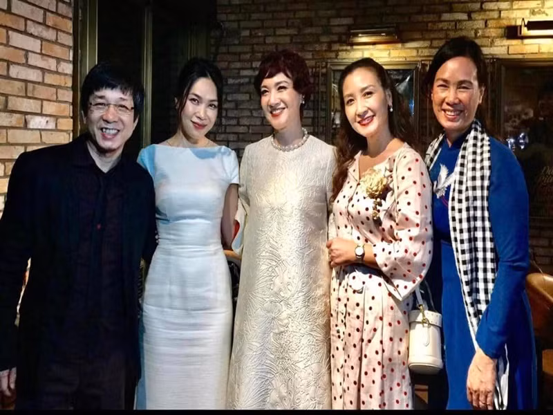 Nữ nghệ sĩ chia sẻ trên Dân Việt: "Cả đời tôi chỉ đi một con đường thẳng tắp, chỉ biết diễn xuất ở sân khấu và trong điện ảnh. Tôi thèm được truyền thụ cho các thế hệ sau lý tưởng vị nghệ thuật của mình. Tôi rất xúc động khi thấy ai chọn nghệ thuật giống tôi. Nghề này có cả hào quang và nước mắt. Ai theo được mới là người thực sự yêu, thực sự có lý tưởng". Ảnh: FBNV.