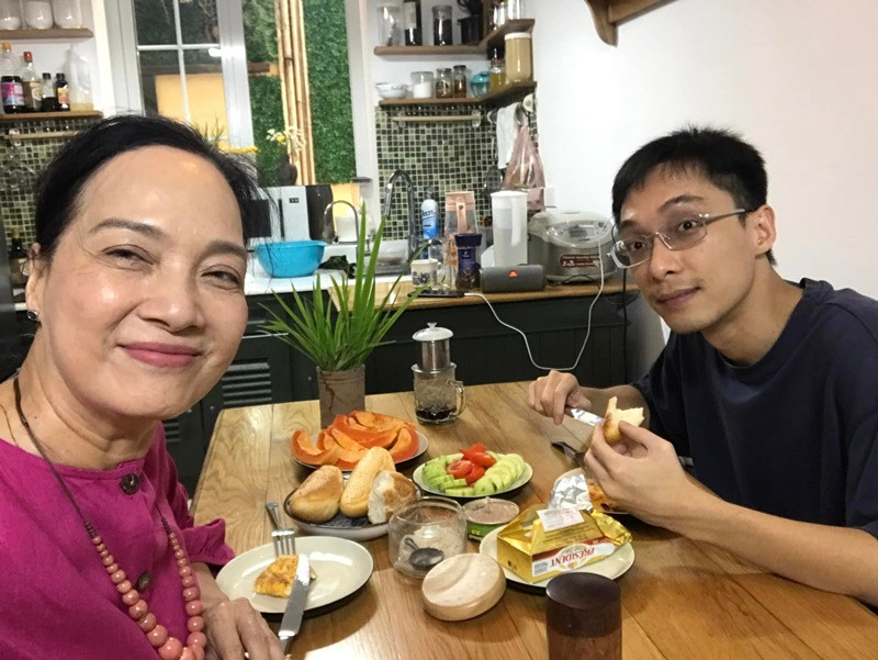 Lê Khanh có cuộc sống bình yên bên chồng và các con. Ảnh: FBNV.