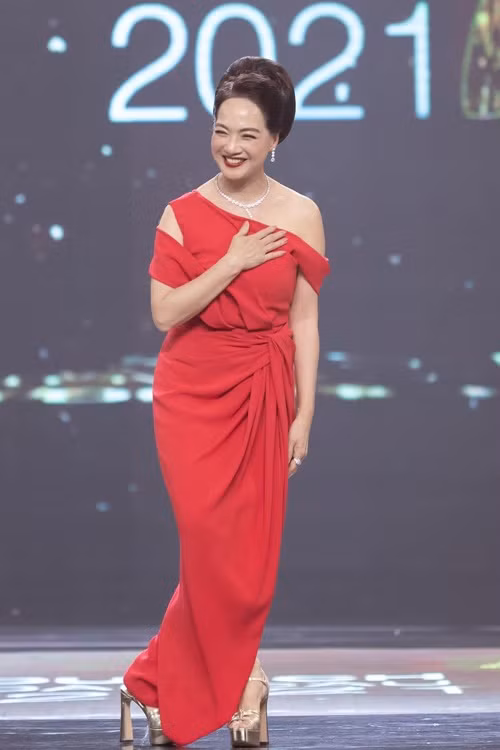 Vài năm trở lại đây, Lê Khanh đóng nhiều phim điện ảnh như: Gái già lắm chiêu 3, Gái già lắm chiêu V, Cô gái từ quá khứ, Fanti. Hồi đầu năm 2023, cô tham gia phim truyền hình Nơi giấc mơ tìm về. Ảnh: FBNV.