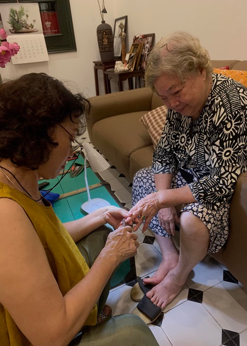 Lê Khanh chia sẻ hình ảnh chăm sóc mẹ ruột. Ảnh: FBNV.