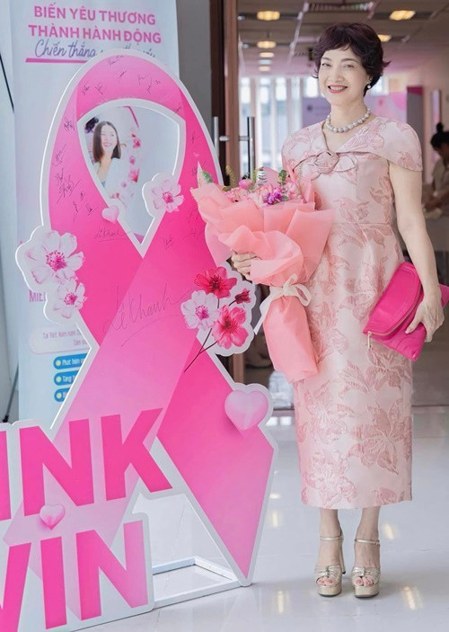 Nếu như ở đời thường, Lê Khanh ăn mặc giản dị, để mặt mộc, khi tham gia sự kiện, nữ nghệ sĩ trang điểm kỹ lưỡng, mặc sành điệu. Ảnh: FBNV.