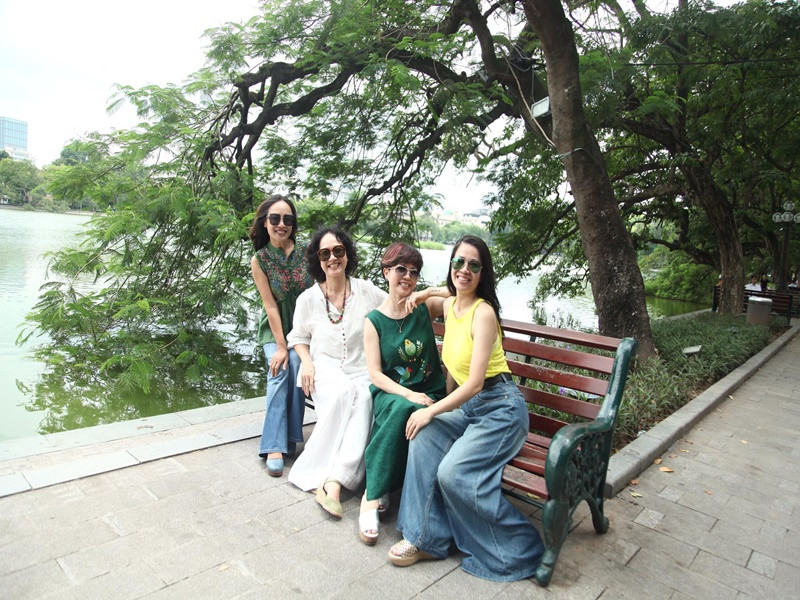 Lê Khanh thân thiết với các đồng nghiệp Tú Oanh, Ngọc Huyền. Ảnh: FBNV.