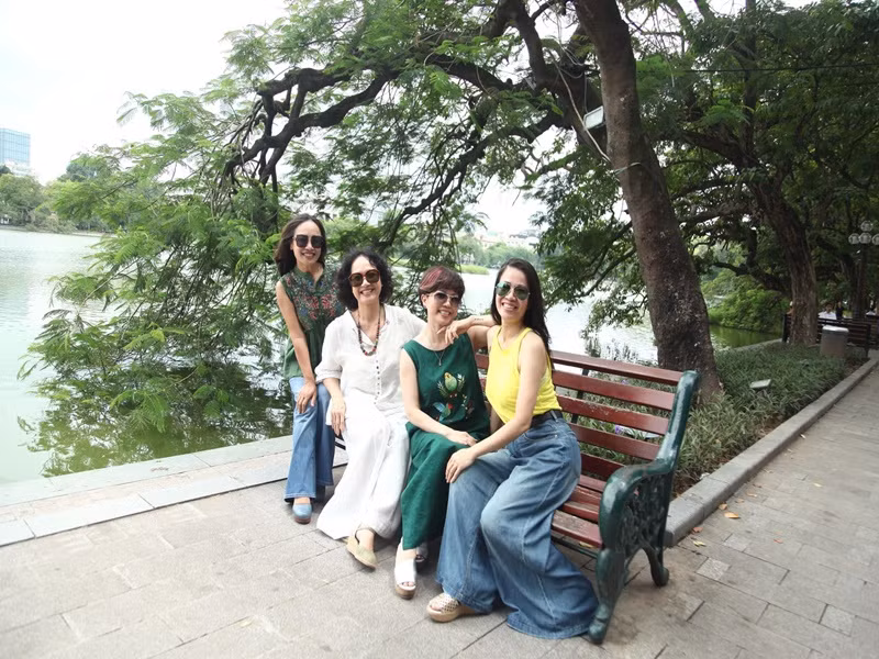 Lê Khanh thân thiết với các đồng nghiệp Tú Oanh, Ngọc Huyền. Ảnh: FBNV.