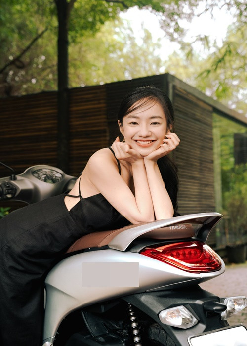 Hoàng Hà hiếm hoi mặc gợi cảm.