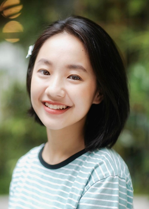 Nữ diễn viên Chúng ta của 8 năm sau chiếm được thiện cảm của người đối diện bởi vẻ đẹp trong veo với nụ cười tỏa nắng.