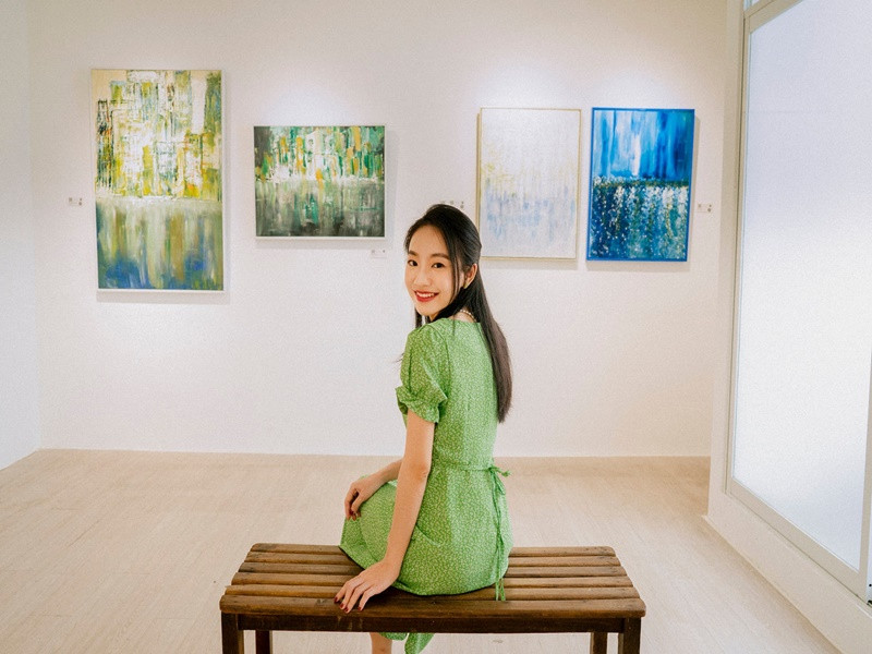 Nữ diễn viên chuộng trang phục nữ tính.