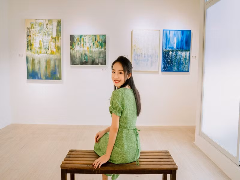 Nữ diễn viên chuộng trang phục nữ tính.