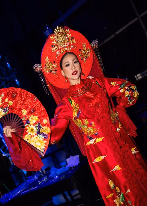 Hình ảnh Bùi Quỳnh Hoa trong trang phục dân tộc ở hậu trường do ban tổ chức cuộc thi đăng tải. Ảnh: Miss Universe.