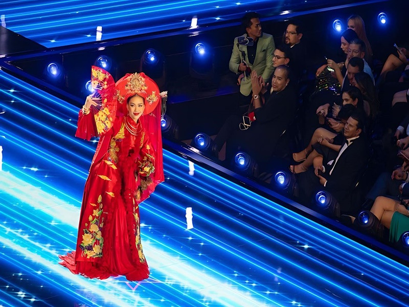 Trang phục dân tộc của Bùi Quỳnh Hoa mang tên Cô Sen, lấy cảm hứng từ trang phục hầu đồng trong nghi lễ thờ Mẫu của người Việt. Ảnh: Miss Universe Vietnam.