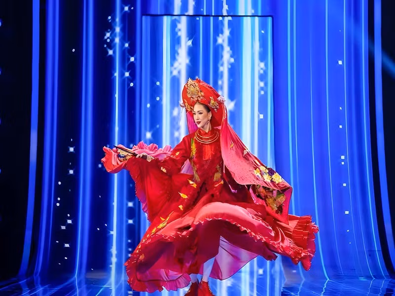 Đại diện Việt Nam gây ấn tượng với màn xoay 3 vòng, múa quạt ở phần thi. Ảnh: Miss Universe Vietnam.