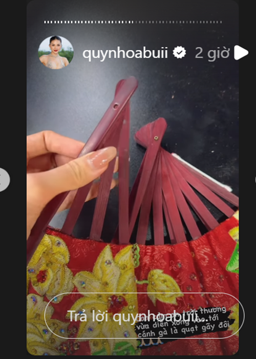 Sau phần thi, chiếc quạt của người đẹp gãy làm đôi. Rất may, sự cố không diễn ra lúc Bùi Quỳnh Hoa trình diễn. Ảnh chụp màn hình.