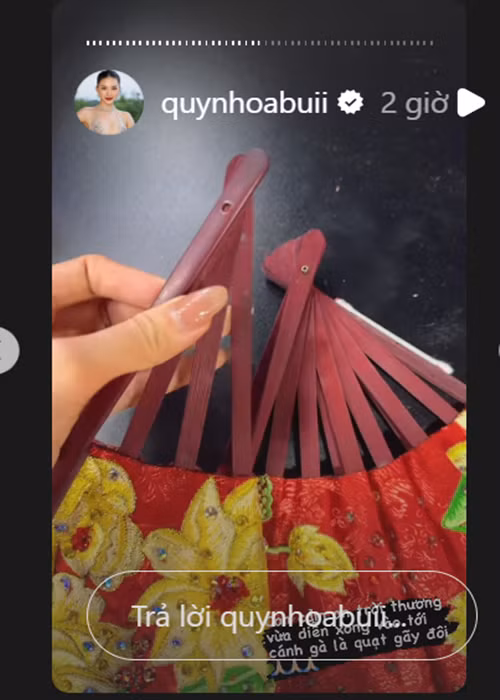 Sau phần thi, chiếc quạt của người đẹp gãy làm đôi. Rất may, sự cố không diễn ra lúc Bùi Quỳnh Hoa trình diễn. Ảnh chụp màn hình.