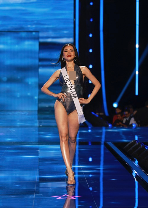 Trước phần thi quốc phục, các thí sinh trải qua bán kết gồm các phần: Hô tên, trình diễn áo tắm, trình diễn trang phục dạ hội. Ảnh: Miss Universe Vietnam.