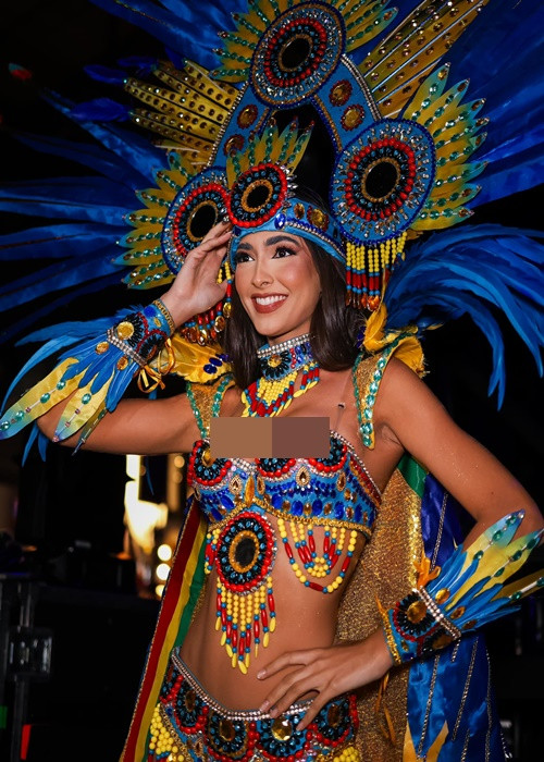 Một thí sinh khoe vẻ gợi cảm trong trang phục dân tộc. Ảnh: Miss Universe.