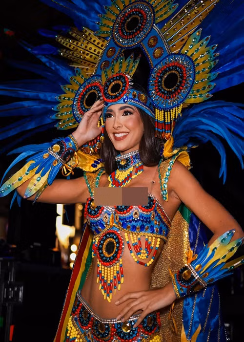 Một thí sinh khoe vẻ gợi cảm trong trang phục dân tộc. Ảnh: Miss Universe.