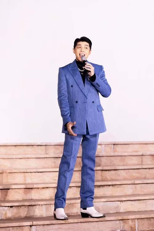 Theo Noo Phước Thịnh, sau chia sẻ của Đỗ Hiếu, một số khán giả đặt nghi vấn nam ca sĩ "hát chùa" suốt thời gian dài. Noo Phước Thịnh khẳng định, trong mỗi lần biểu diễn, anh đều trả tác quyền cho các nhạc sĩ, trong đó có Đỗ Hiếu thông qua VCPMC - Trung tâm Bảo vệ Quyền tác giả âm nhạc Việt Nam. Ảnh: FBNV.