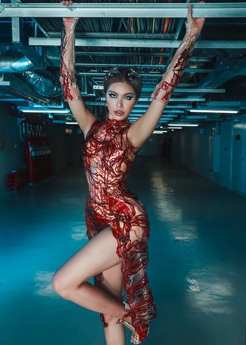 Chân dài sinh năm 1991 chia sẻ: “Các bạn thấy hình ảnh của mình như thế nhưng nếu bỏ tập, bỏ ăn mấy tháng, body nhỏ lại, chứng minh tất cả là đồ thật. Ngực và mông muốn to ra, cơ thể phải mập ra. Mình gầy thì tất cả đều gầy”.