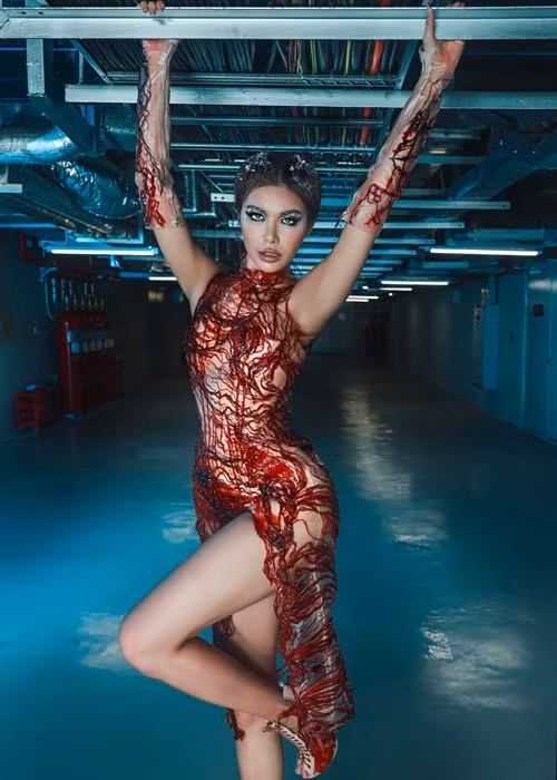 Chân dài sinh năm 1991 chia sẻ: “Các bạn thấy hình ảnh của mình như thế nhưng nếu bỏ tập, bỏ ăn mấy tháng, body nhỏ lại, chứng minh tất cả là đồ thật. Ngực và mông muốn to ra, cơ thể phải mập ra. Mình gầy thì tất cả đều gầy”.