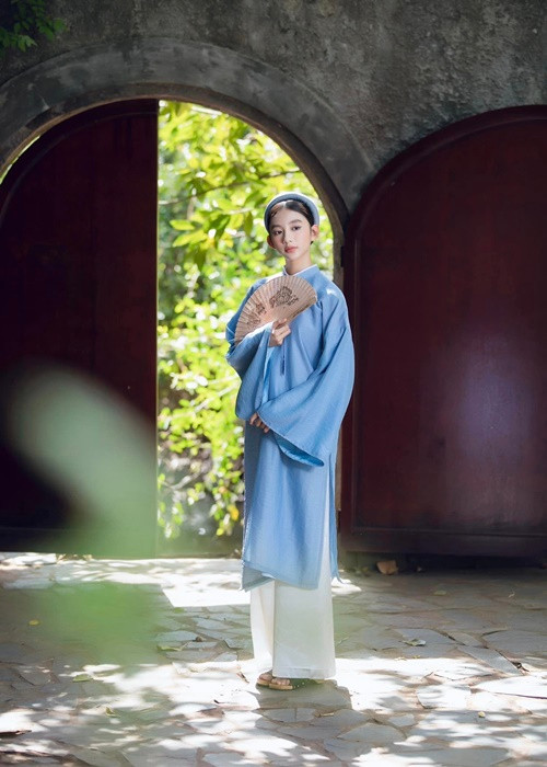 Năm nay, con gái Ngọc Diễm chủ động đề xuất với mẹ: "Con muốn chụp một bộ ảnh Việt phục, vì năm sau con đi học nước ngoài rồi, con muốn có kỉ niệm với trang phục truyền thống quê hương".