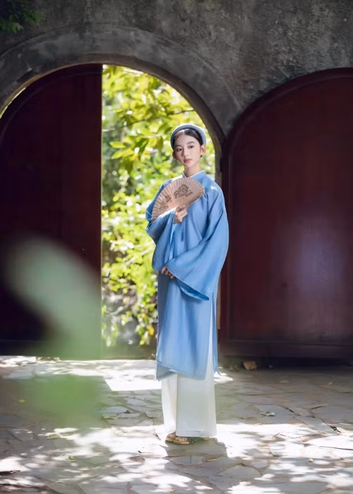 Năm nay, con gái Ngọc Diễm chủ động đề xuất với mẹ: "Con muốn chụp một bộ ảnh Việt phục, vì năm sau con đi học nước ngoài rồi, con muốn có kỉ niệm với trang phục truyền thống quê hương".