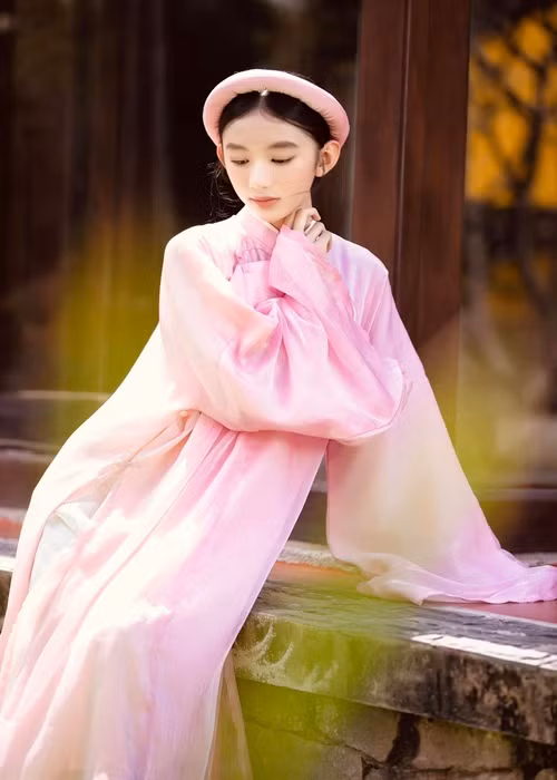 Chiko không chỉ có chiều cao vượt trội mà còn sở hữu gương mặt xinh xắn.