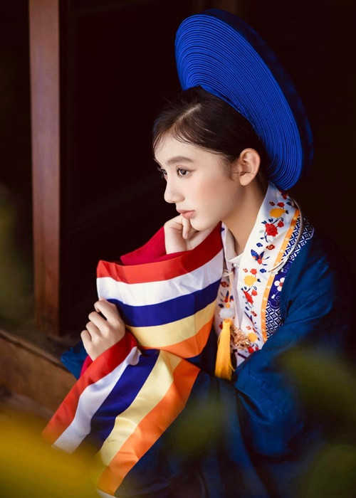 Con gái Ngọc Diễm khoe vẻ dịu dàng trong trang phục truyền thống.