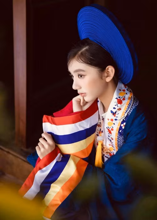 Con gái Ngọc Diễm khoe vẻ dịu dàng trong trang phục truyền thống.