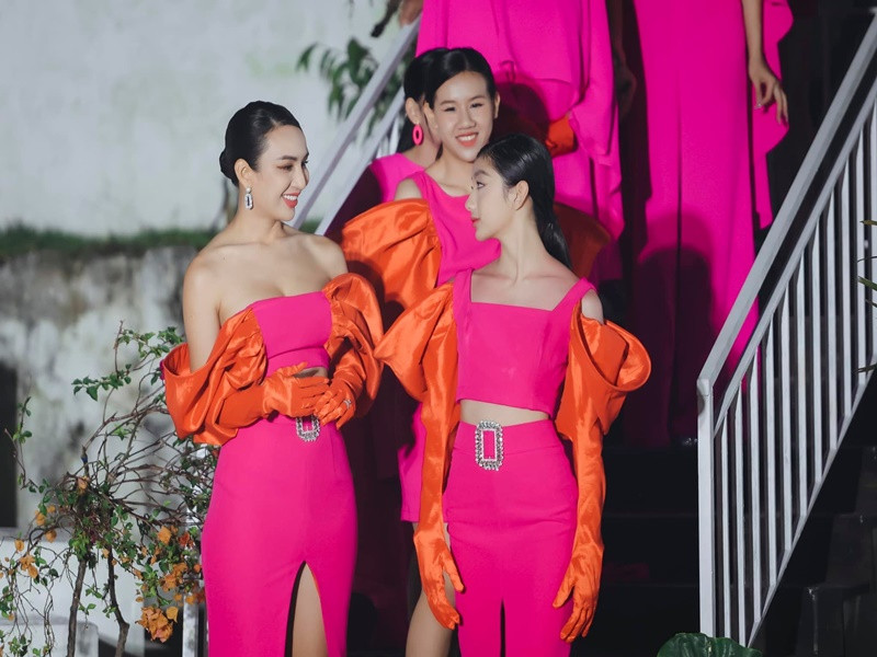 Ngọc Diễm và con gái cùng làm người mẫu trong một chương trình thời trang.