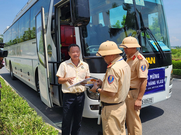 Đề xuất trừ điểm bằng lái để buộc tài xế ý thức hơn De xuat tru diem bang lai de buoc tai xe y thuc hon