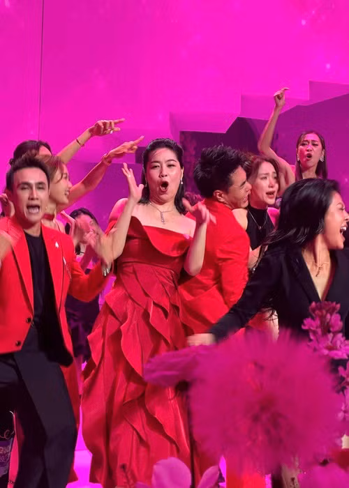 Lê Khánh diện váy đỏ gợi cảm tại đám cưới Puka.