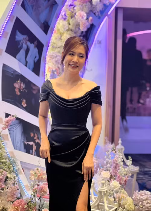 Vợ chồng Thanh Thúy - Đức Thịnh cũng là khách mời đám cưới Gin Tuấn Kiệt. Chia sẻ về trang phục, Thanh Thúy hài hước cho biết: “Sau bao chịu đựng đứng yên 20 phút cho ba người siết eo, hiện giờ đi đám cưới mà không ăn được nhiều nhưng eo em 59 là đói cũng vui”.