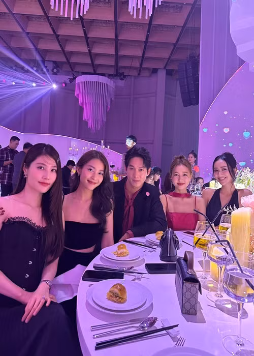 Khả Ngân, Song Luân, Á hậu Hà Thu tụ tập mừng đám cưới Puka.