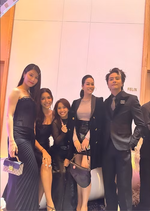 Nhật Kim Anh chụp ảnh kỷ niệm cùng Diễm My 9x, Minh Tú và Duy Khánh.