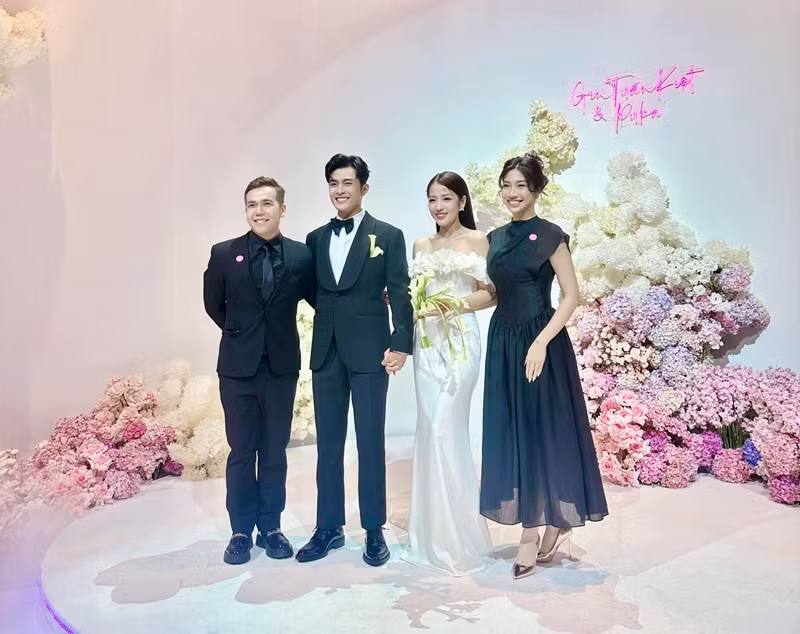 Dự đám cưới, Pha Lê trúng giải thưởng 2 triệu đồng.